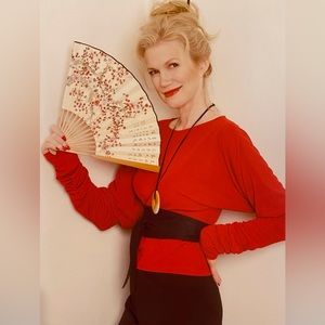 Creative red top with extra long sleeves for pushing up